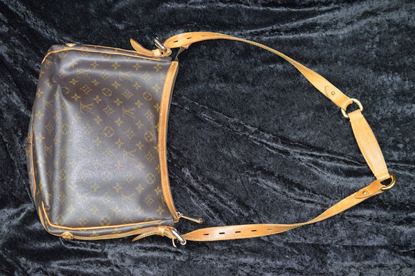 Louis Vuitton boulogne Bag with gold chain and black leather strap in 2023