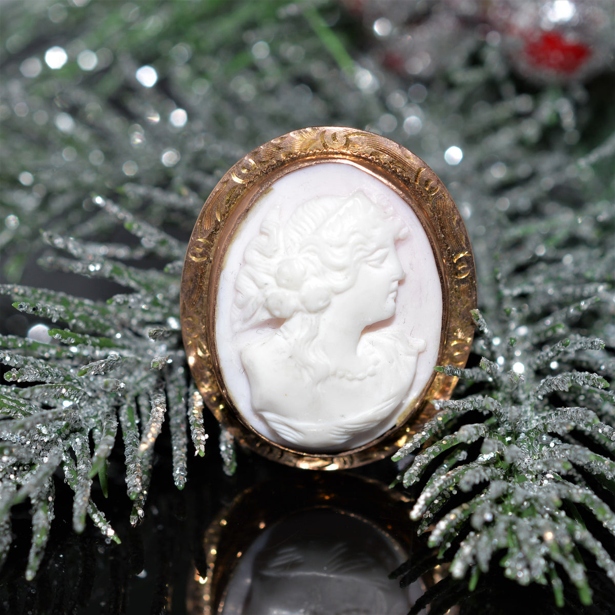 Antique Cameo Gold Brooch/Pendant with Engraved Frame