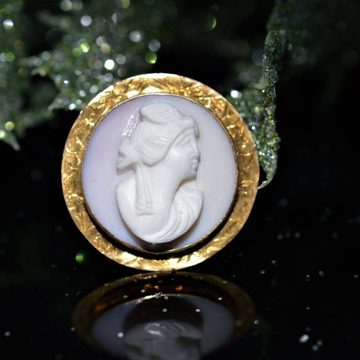 10K Yellow Gold Light Pink Shell Round Cameo Gold Brooch