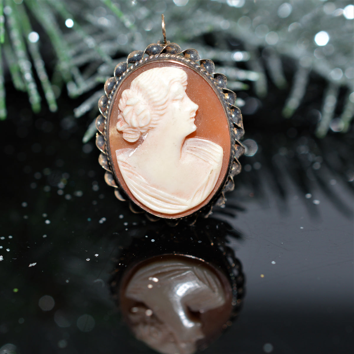 Oval Shell Cameo Gold Brooch/Pendant with a Twisted Border