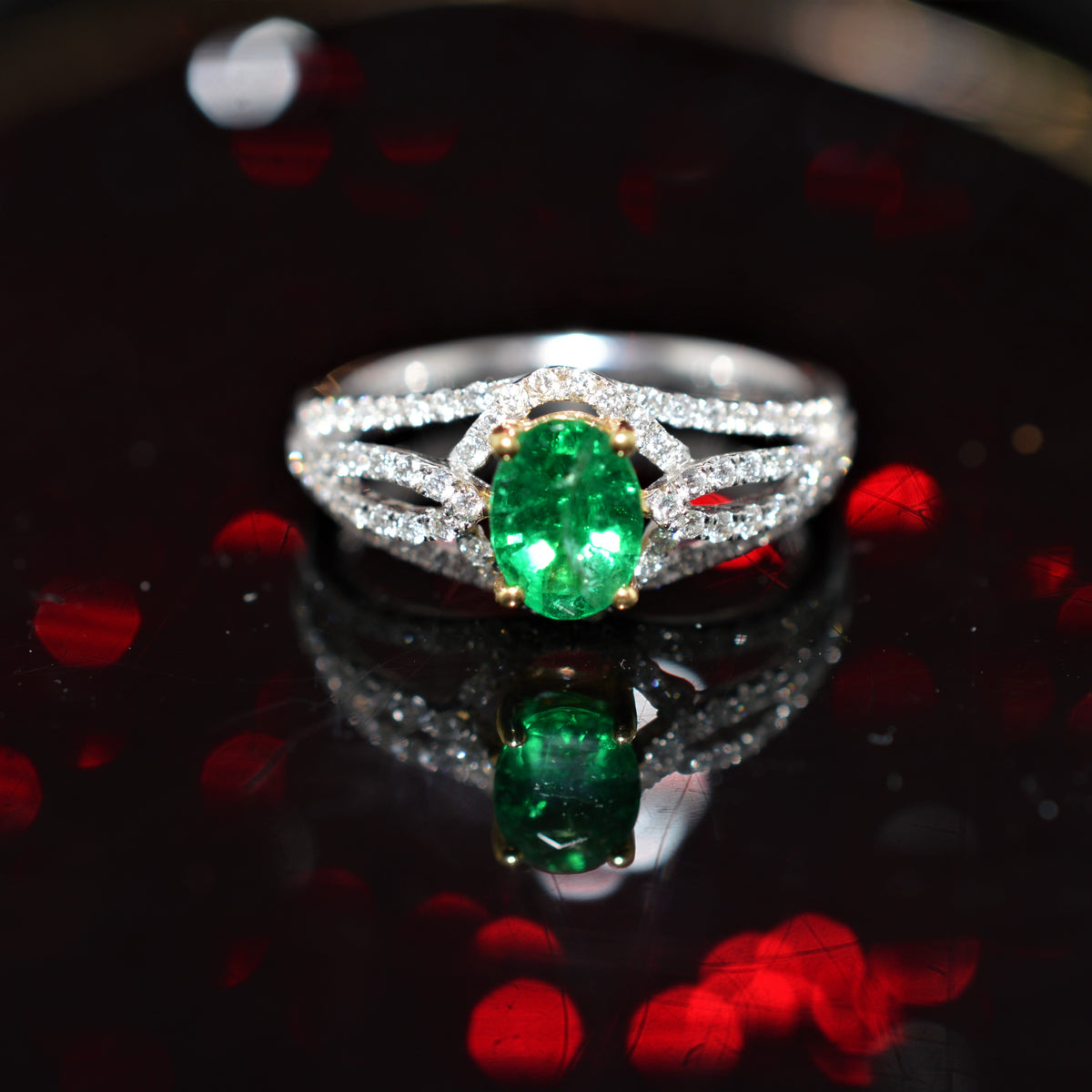 18K White Gold Round Exquisite Oval Emerald And Diamond Ring