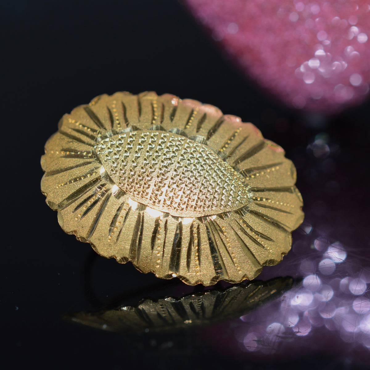 18K Yellow Gold Oval Cut Diamond Detailed Flower Brooch