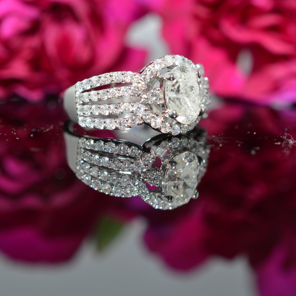 18K White Gold Diamond Engagement Ring With Oval Center Diamond