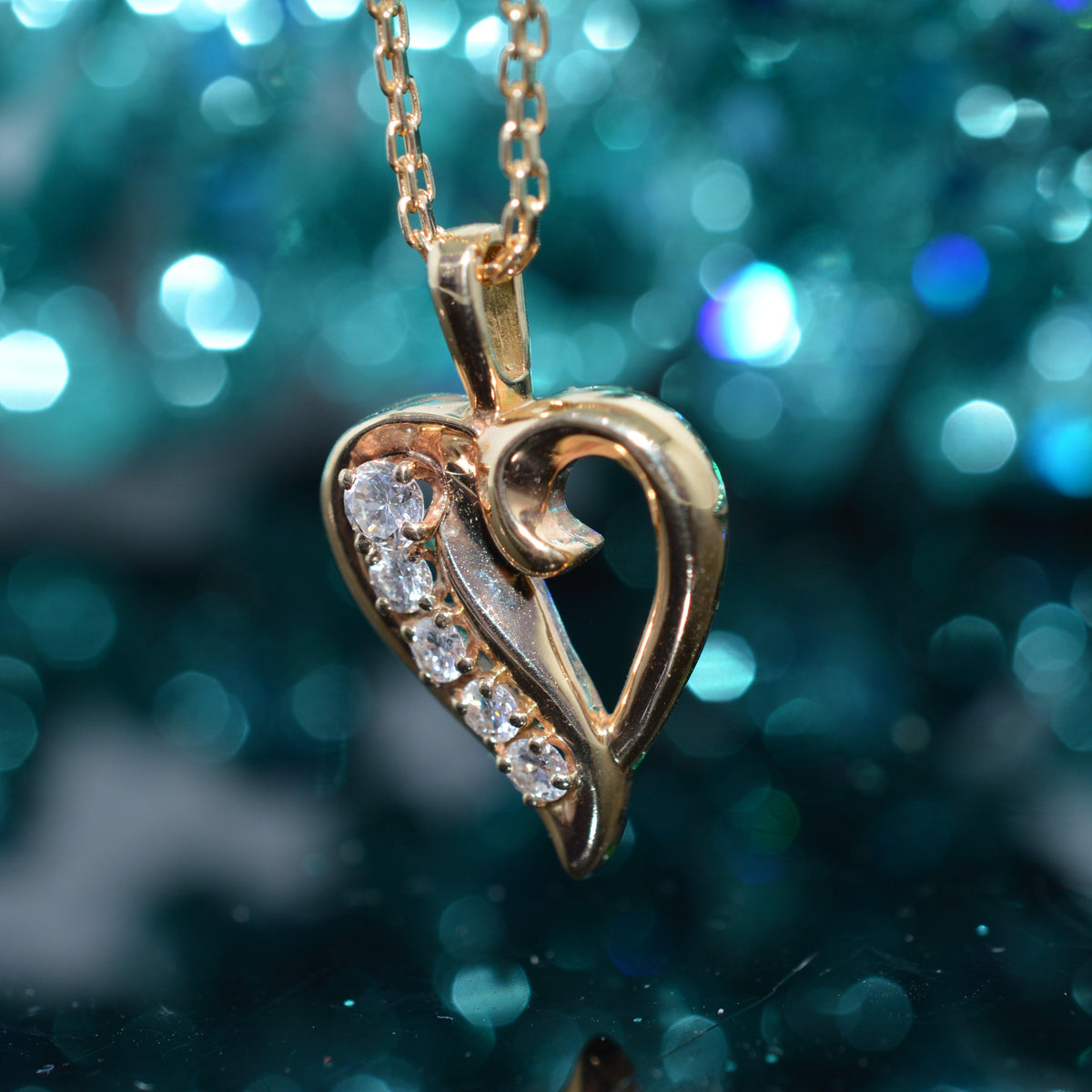 14K Yellow Gold 18 Inch Long Bismark Chain With 5 Diamond Heart Pendant