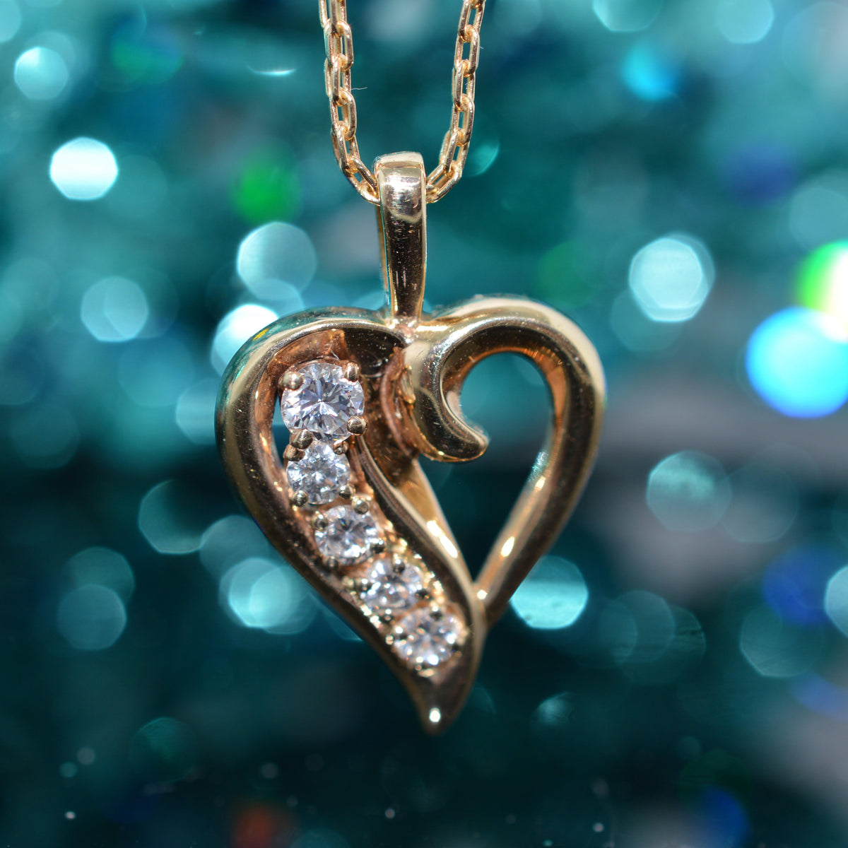 14K Yellow Gold 18 Inch Long Bismark Chain With 5 Diamond Heart Pendant