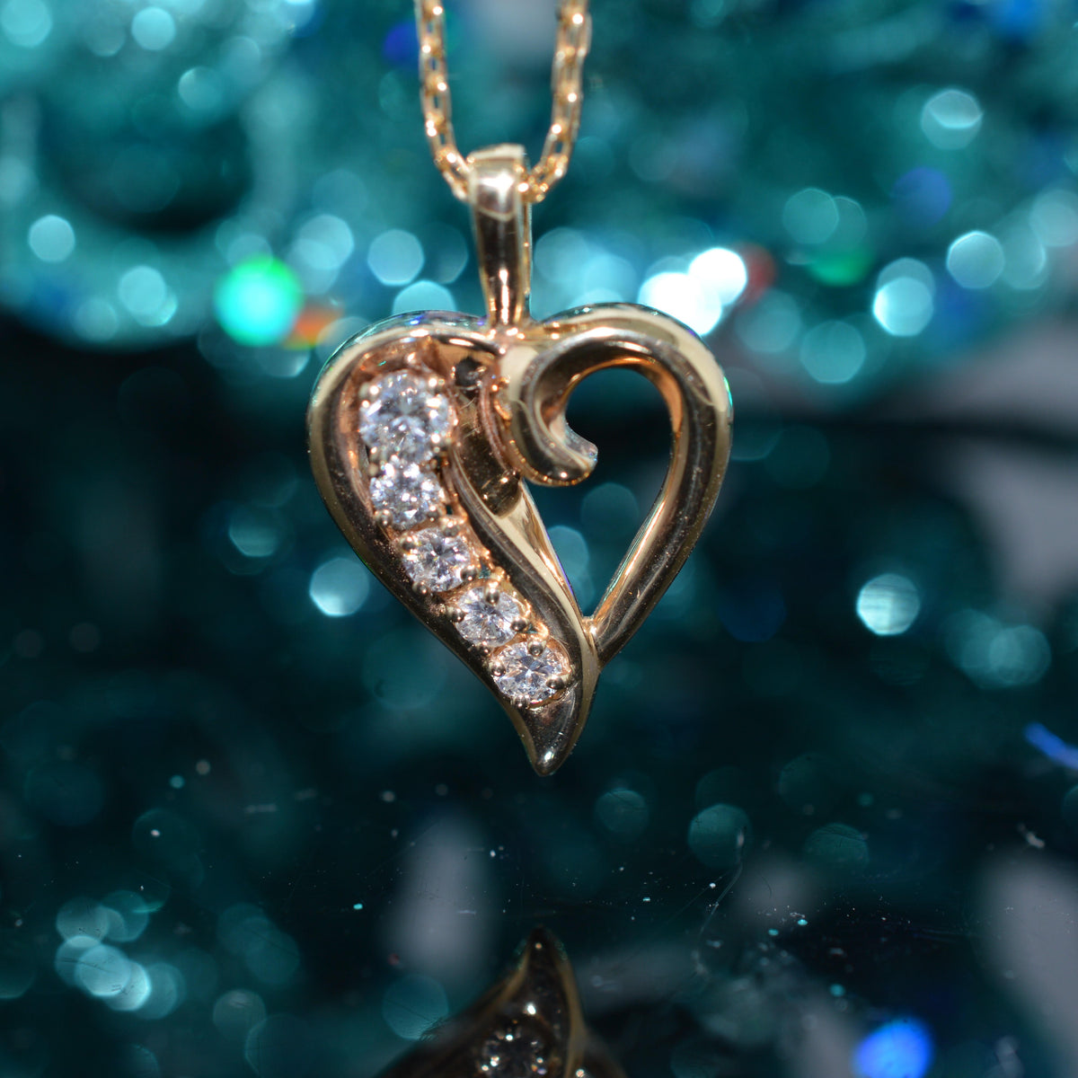 14K Yellow Gold 18 Inch Long Bismark Chain With 5 Diamond Heart Pendant