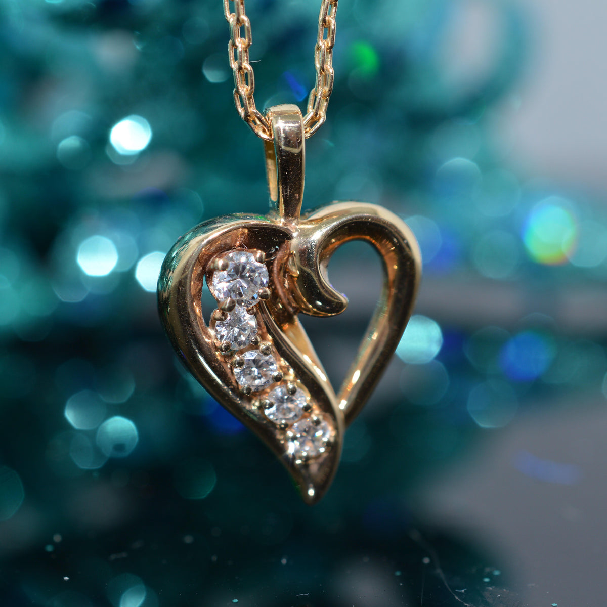 14K Yellow Gold 18 Inch Long Bismark Chain With 5 Diamond Heart Pendant