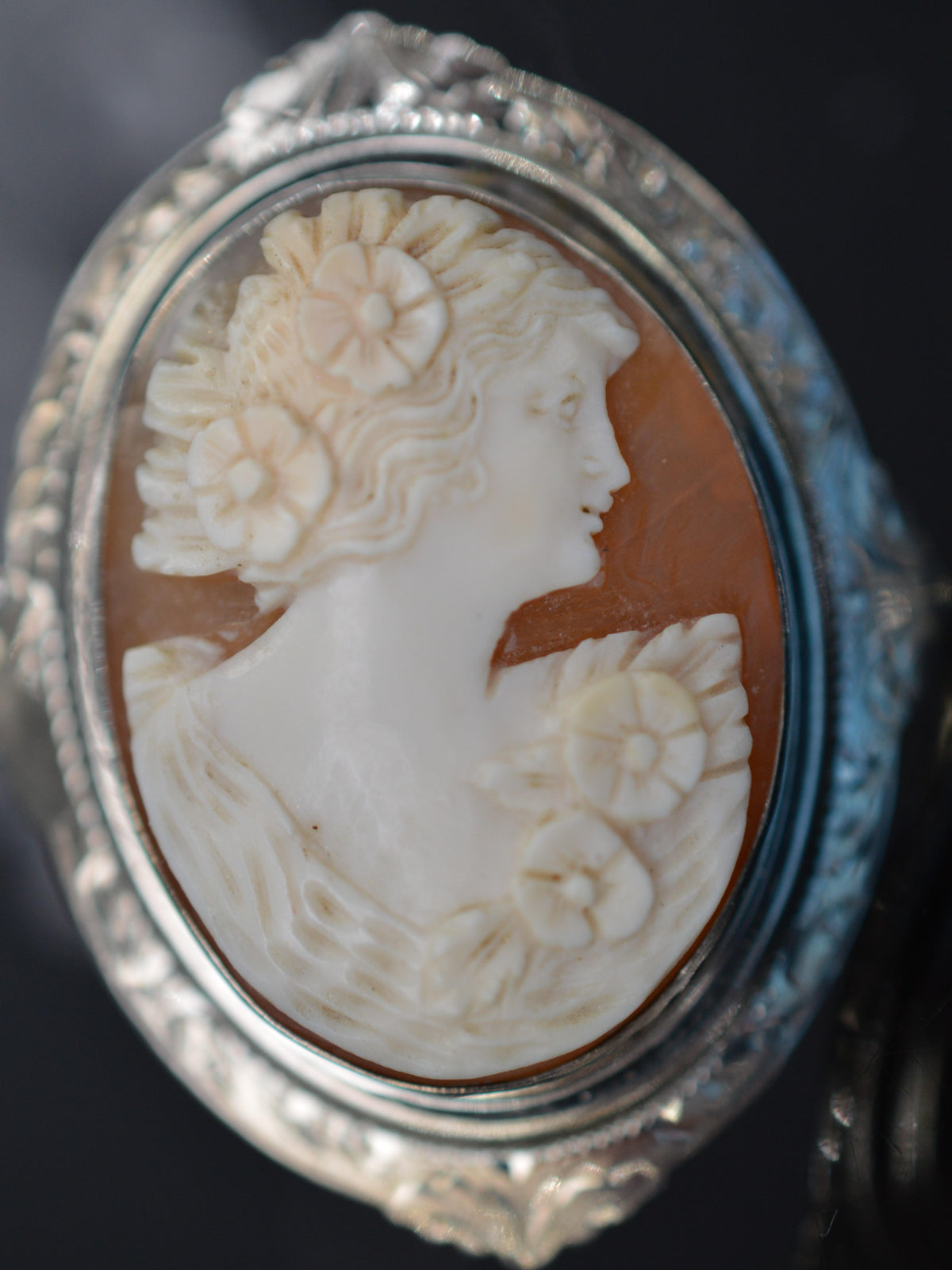 10K White Gold Oval Cameo Brooch