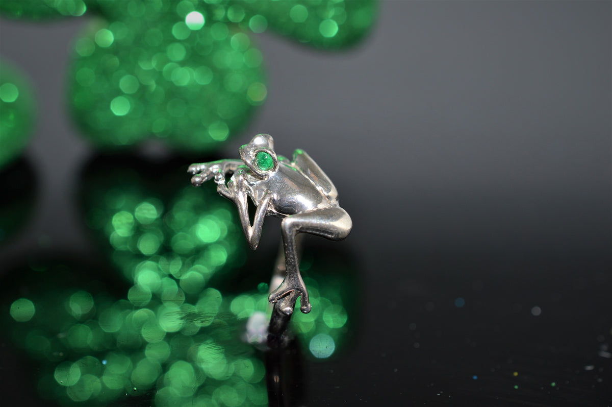 Adorable Sterling Silver Frog Ring with Emerald Eyes