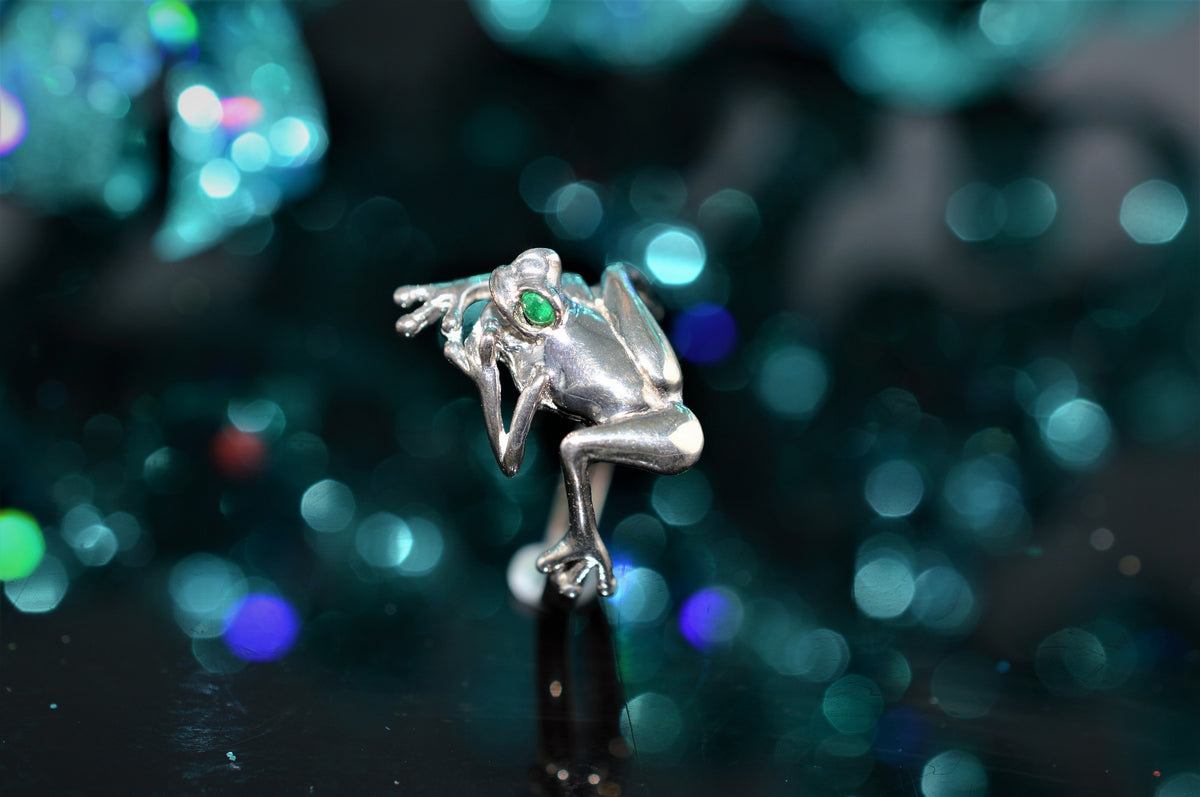 Adorable Sterling Silver Frog Ring with Emerald Eyes