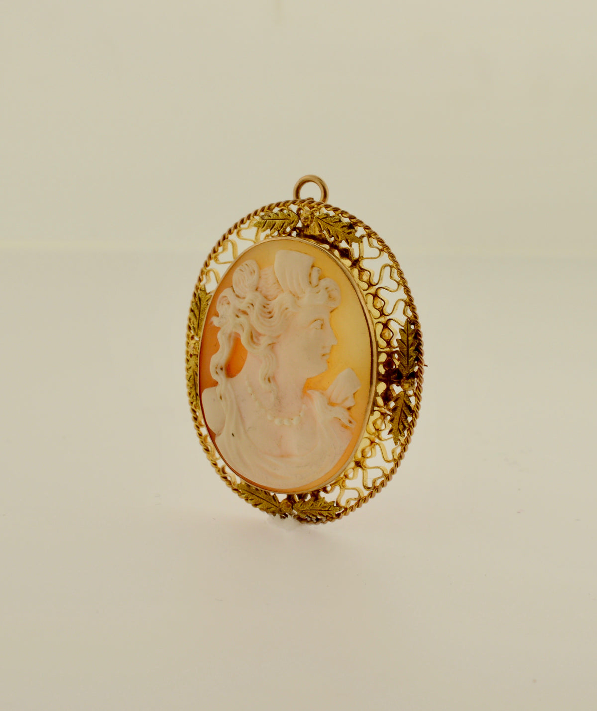Antique Shell Cameo Gold Brooch/Pendant with Filigree Border