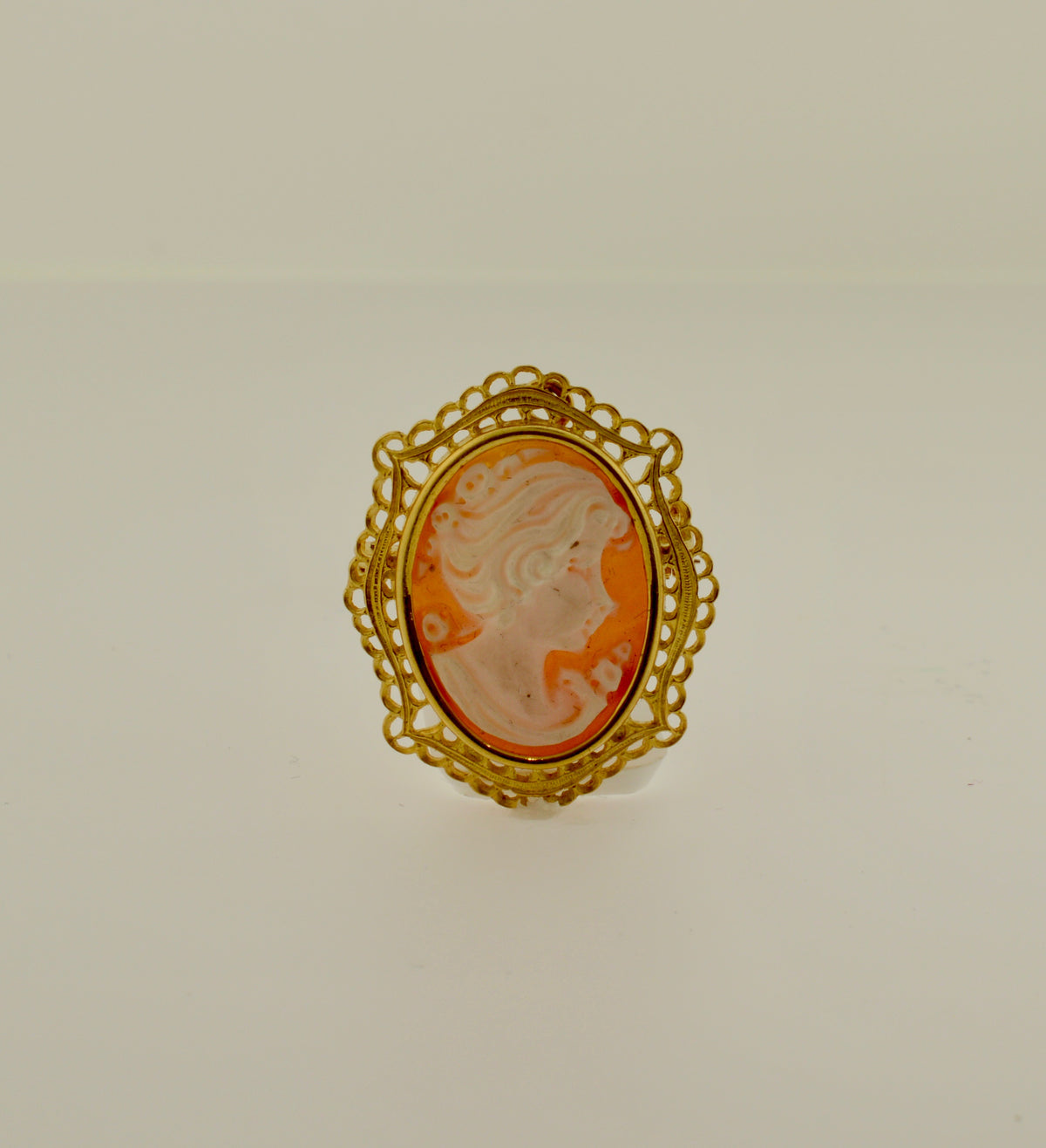 Antique Shell Cameo Gold Brooch/Pendant with Filigree Frame