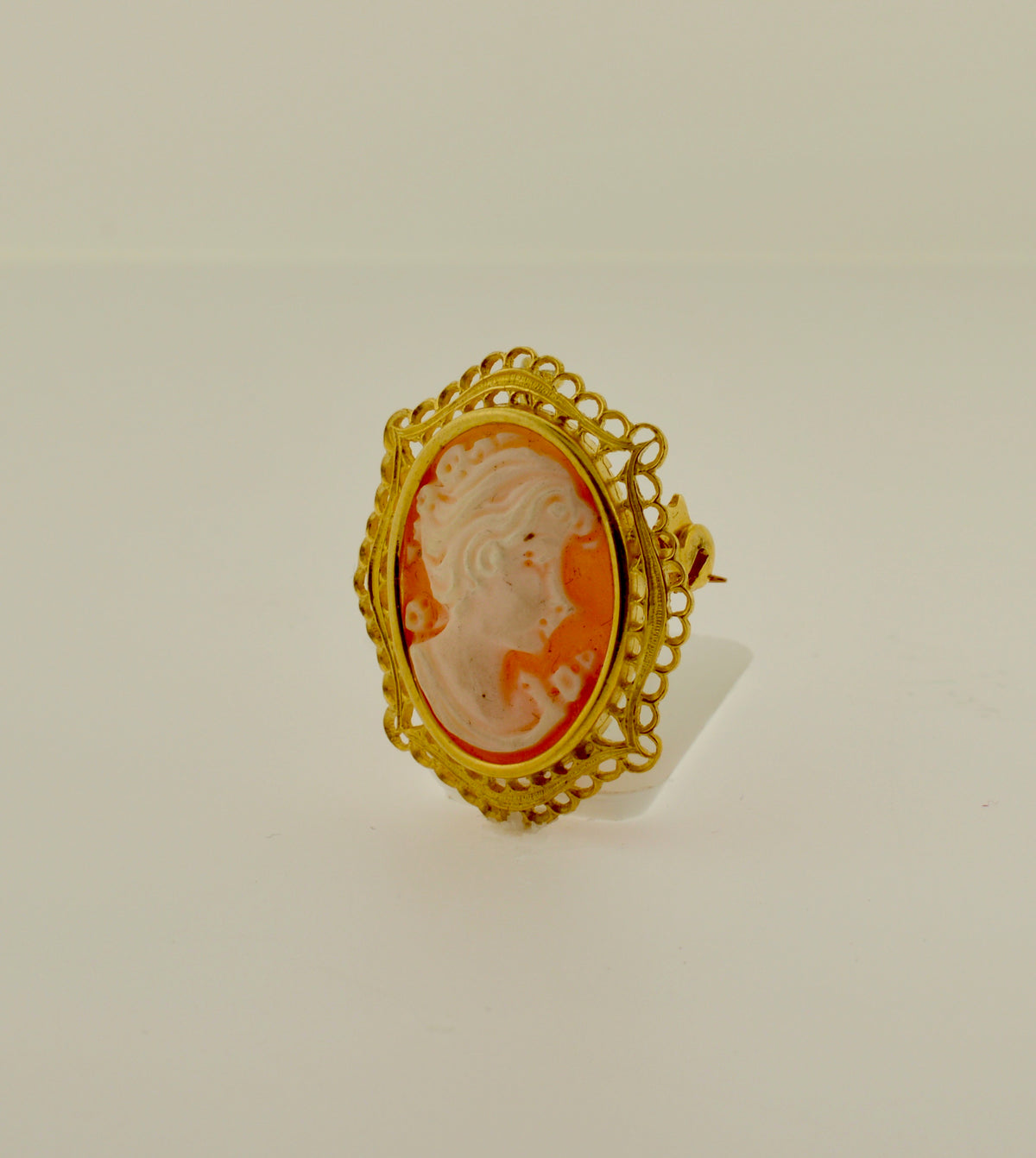 Antique Shell Cameo Gold Brooch/Pendant with Filigree Frame