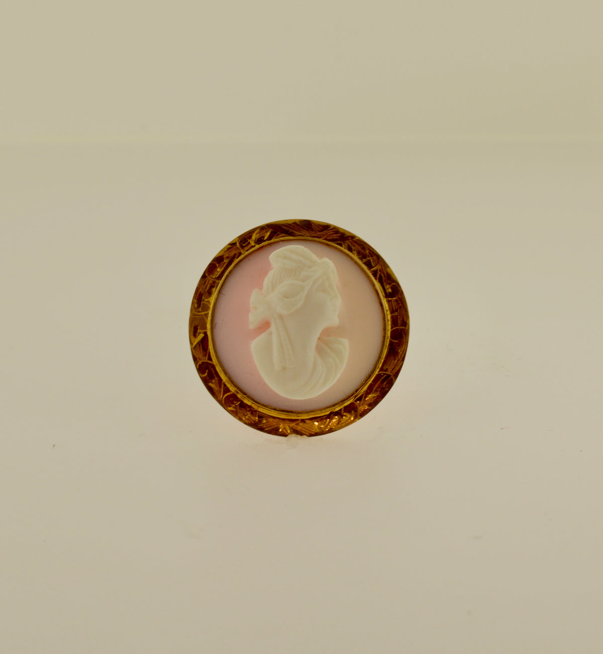 10K Yellow Gold Light Pink Shell Round Cameo Gold Brooch