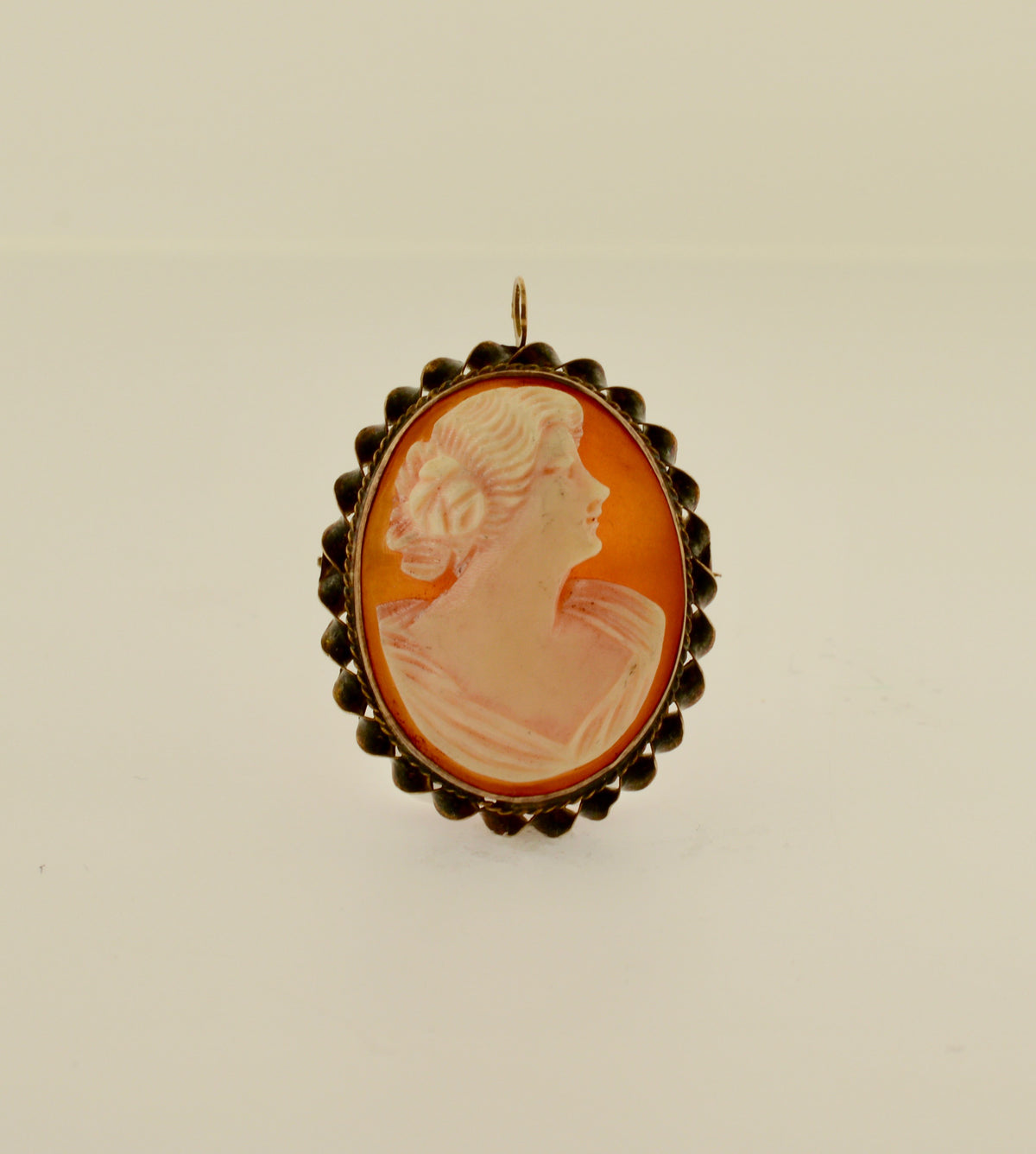 Oval Shell Cameo Gold Brooch/Pendant with a Twisted Border