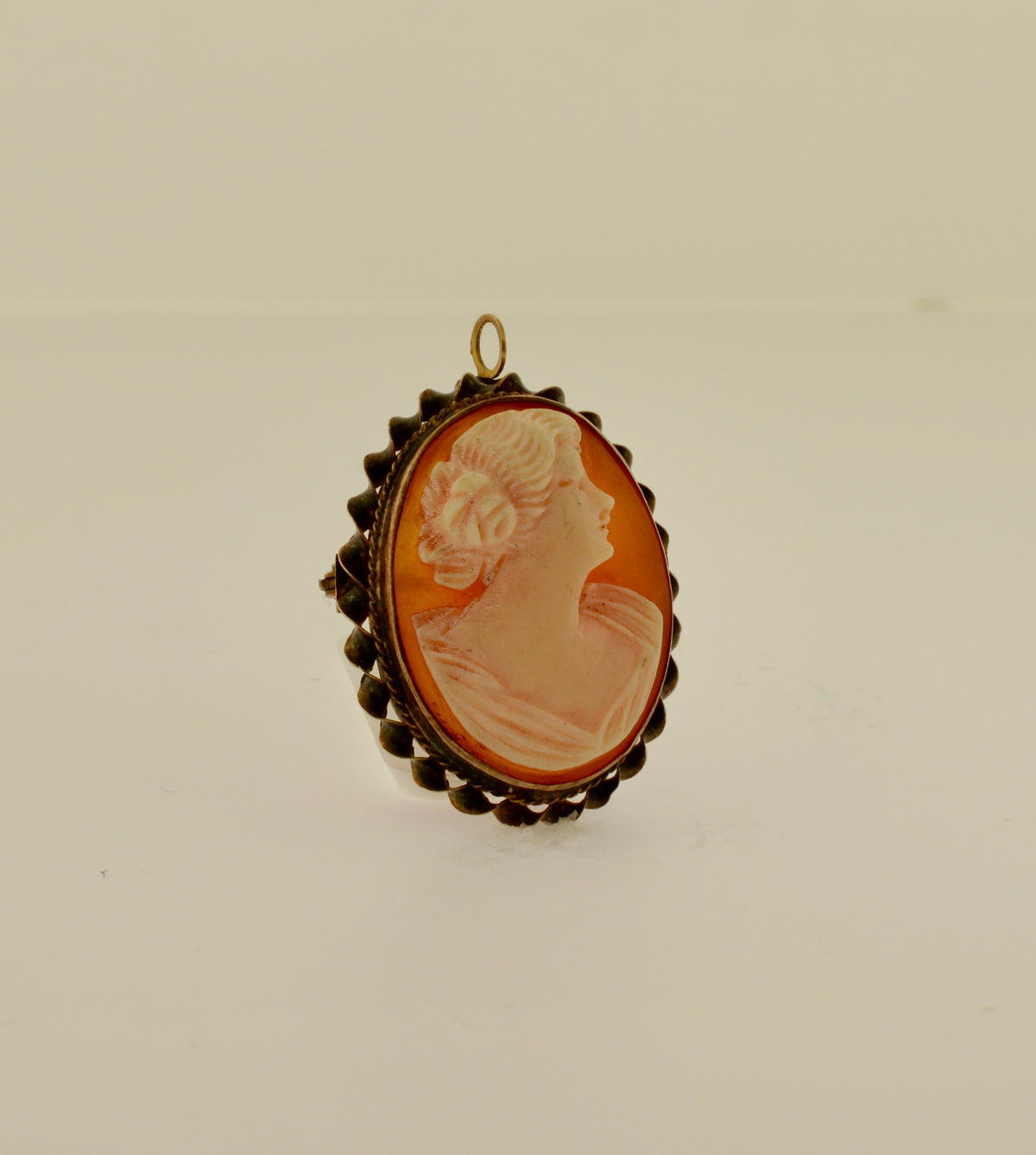 Oval Shell Cameo Gold Brooch/Pendant with a Twisted Border