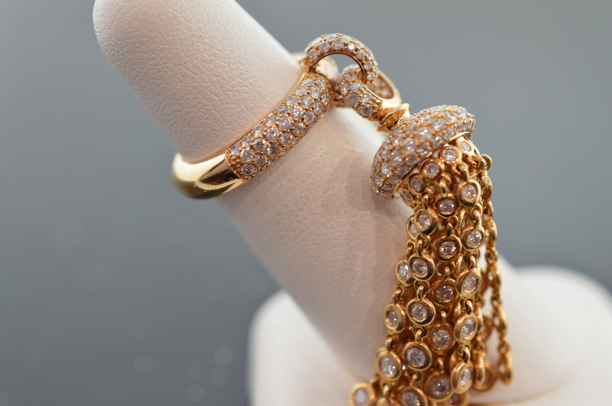 A Ladies 18K Rose Gold Diamond Fashion Tassel Ring