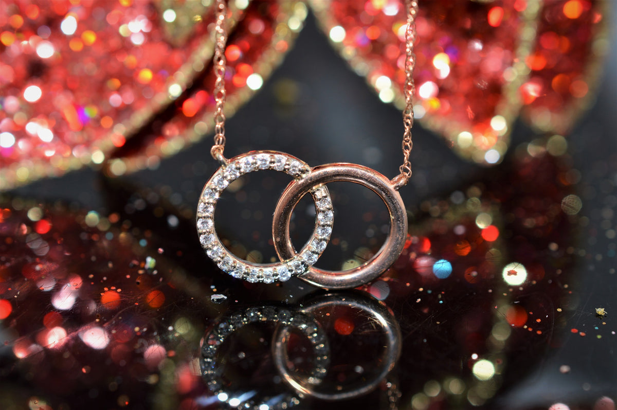 Rose Gold Interlocking Circles Necklace with Diamonds