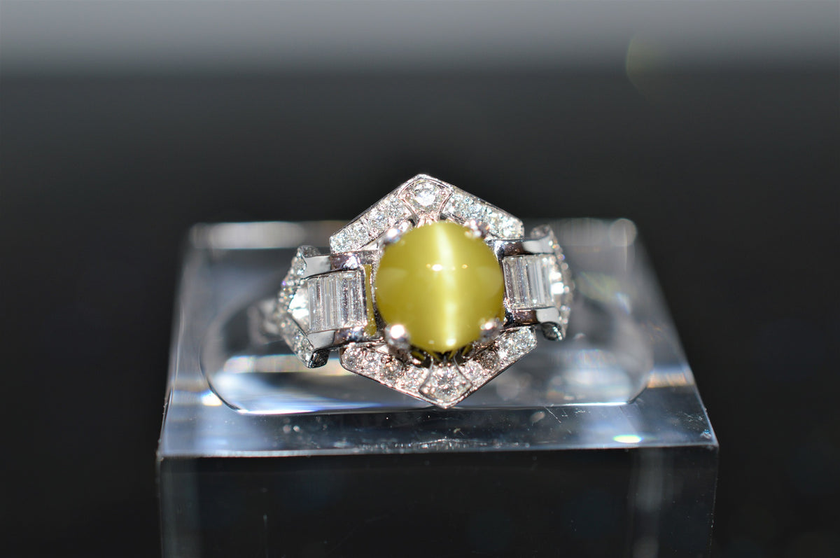 14 Karat White Gold 2.3Ct Cat&#39;s Eye Chrysoberyl Ring