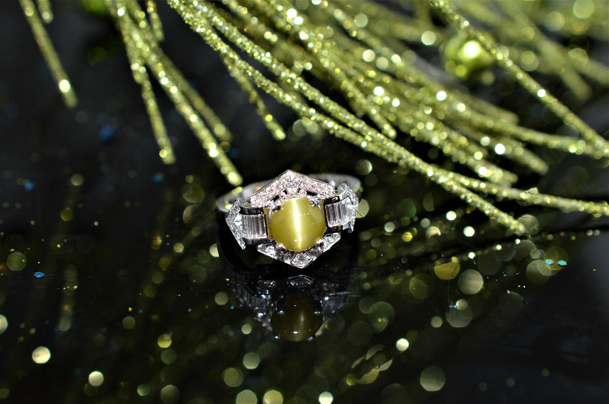 14 Karat White Gold 2.3Ct Cat&#39;s Eye Chrysoberyl Ring