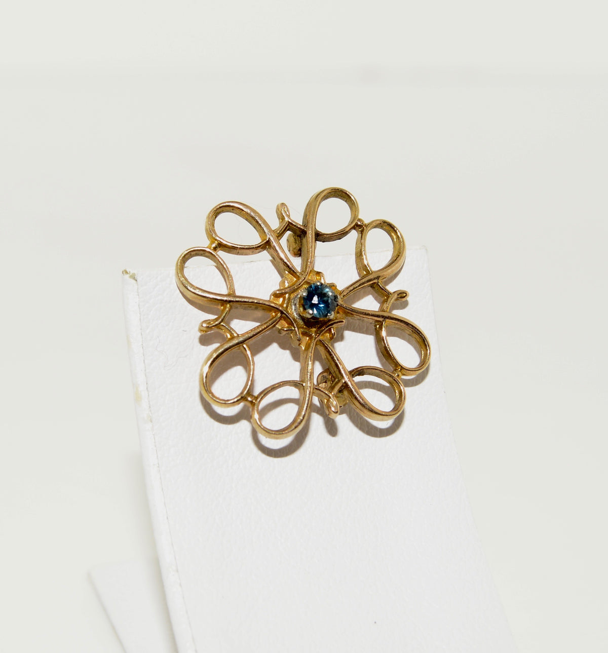 10 Karat Yellow Gold Round 3mm Blue Sapphire Gold Brooch