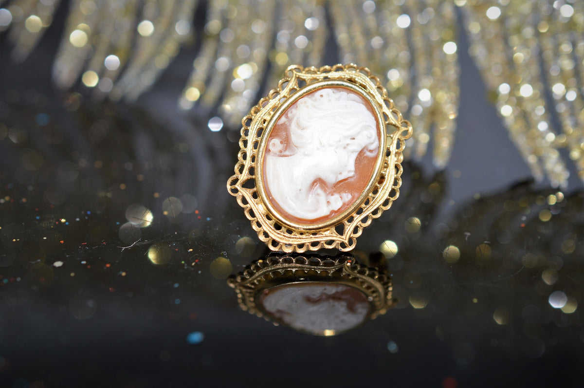 Antique Shell Cameo Gold Brooch/Pendant with Filigree Frame