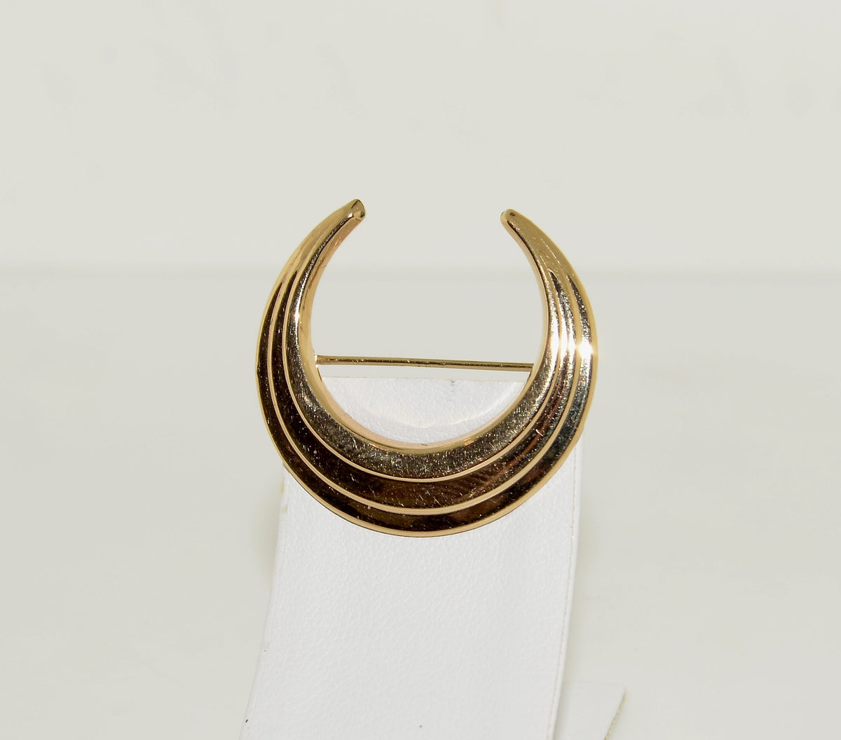 14K Yellow Gold Crescent Moon Brooch with 1.125&quot; Diameter