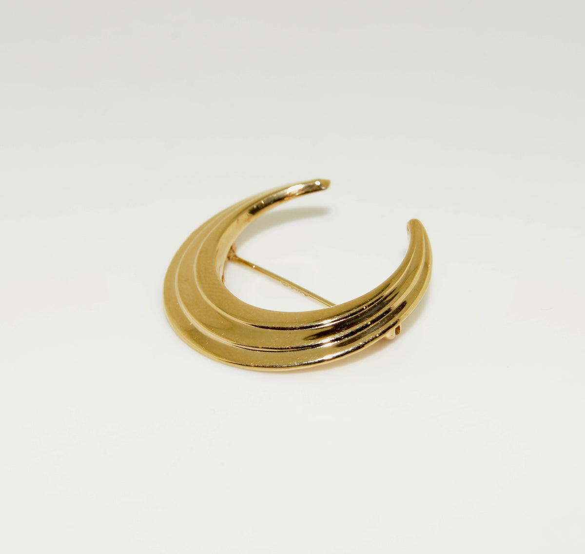 14K Yellow Gold Crescent Moon Brooch with 1.125&quot; Diameter