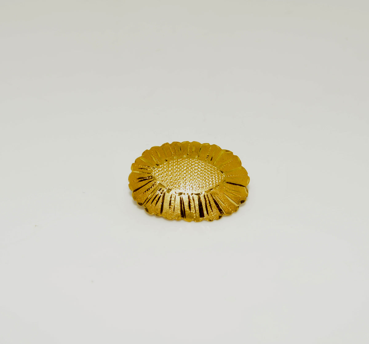 18K Yellow Gold Oval Cut Diamond Detailed Flower Brooch