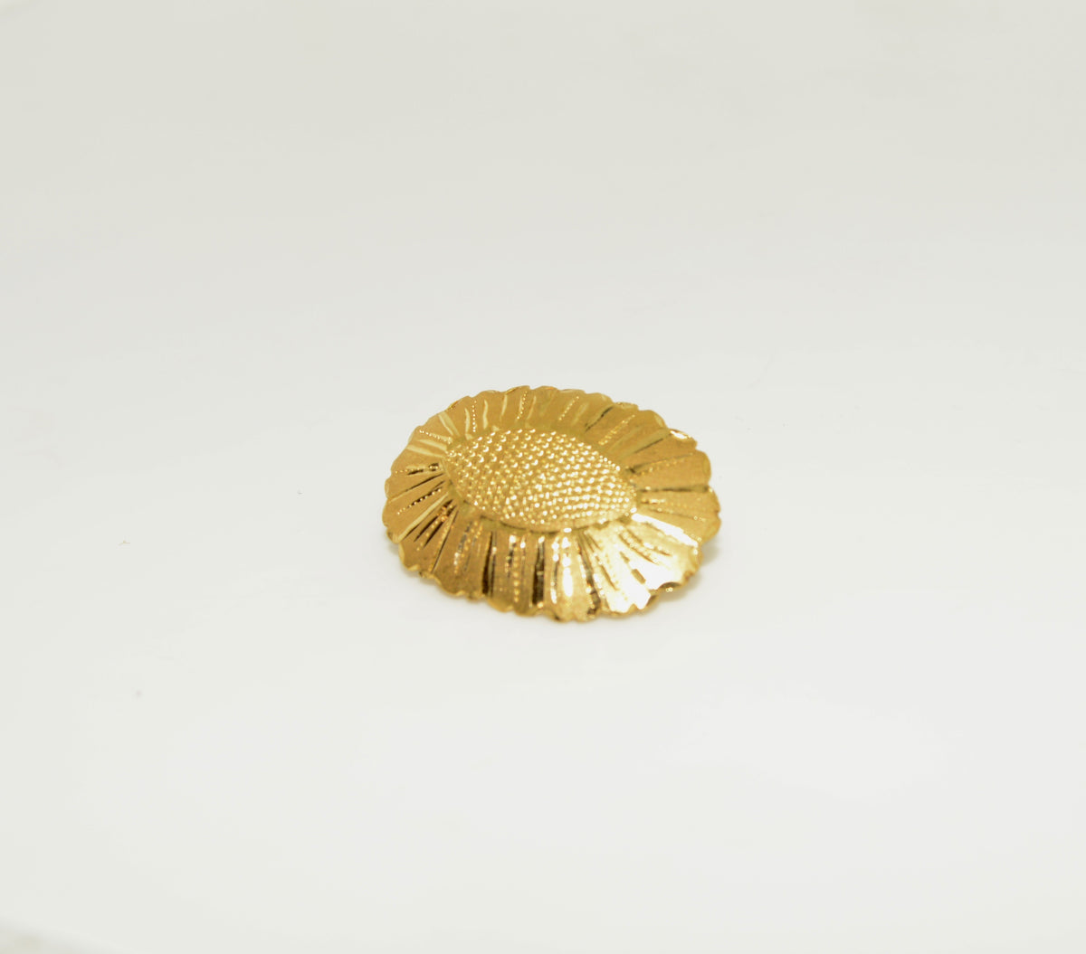 18K Yellow Gold Oval Cut Diamond Detailed Flower Brooch