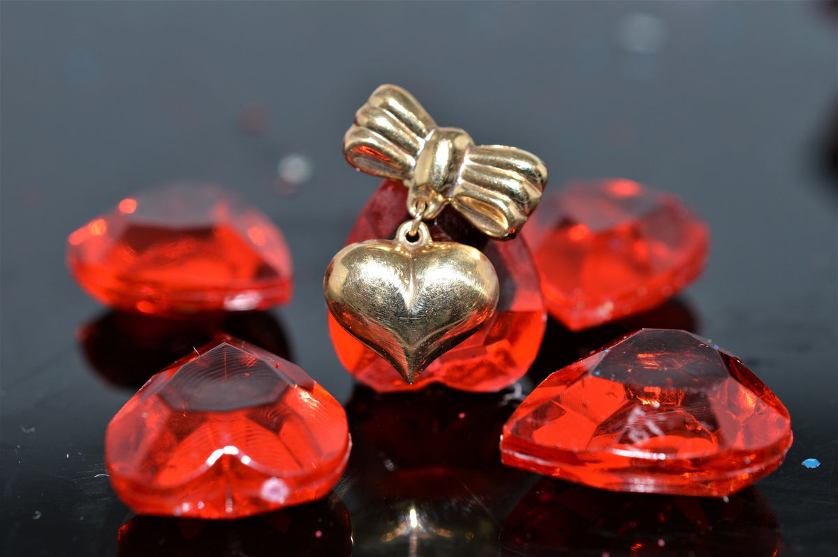 14 Karat Yellow Gold Ribbon Brooch with Dangling Heart