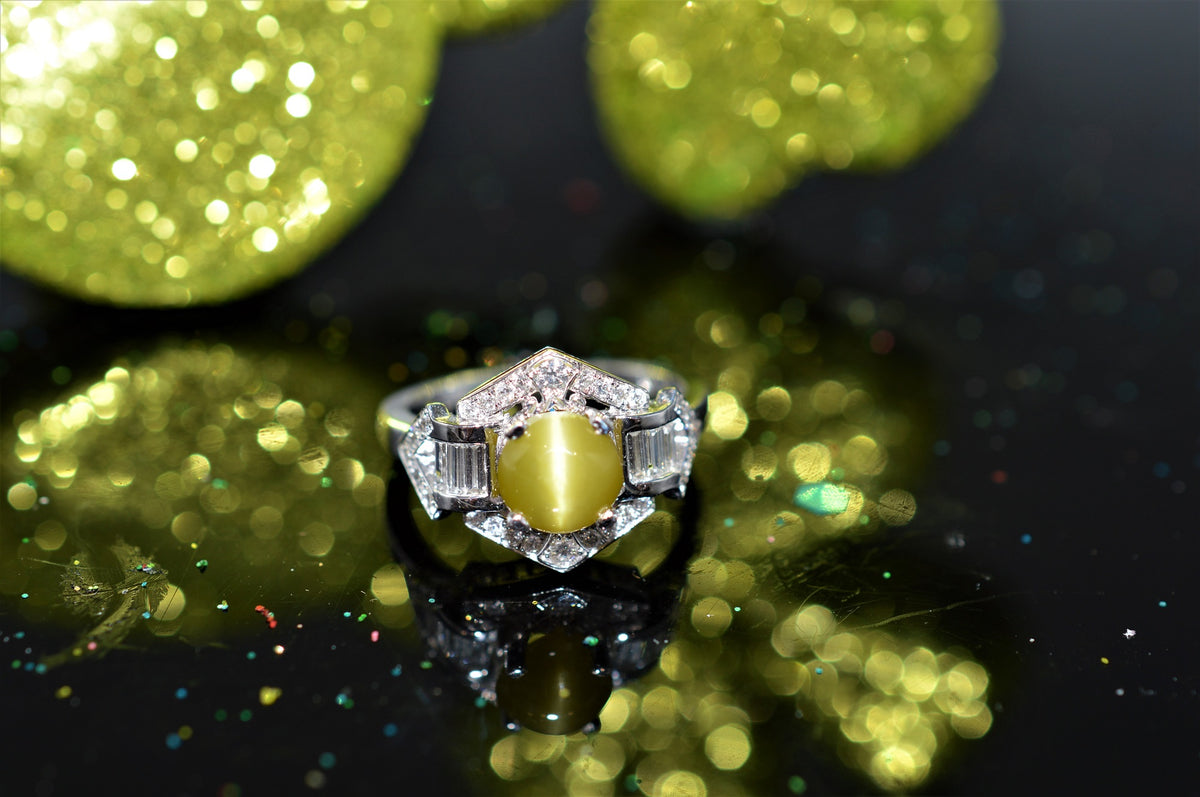 14 Karat White Gold 2.3Ct Cat&#39;s Eye Chrysoberyl Ring