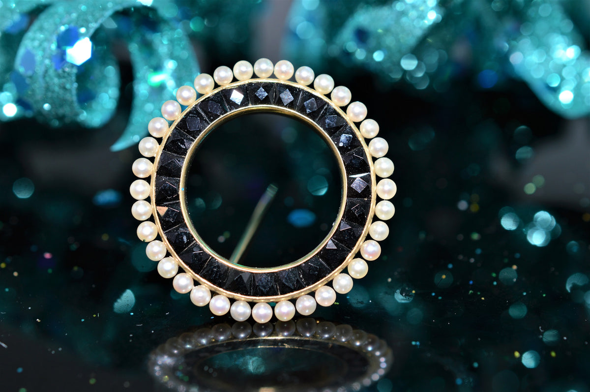 14K Yellow Gold Black and White Circle Brooch with Pearls