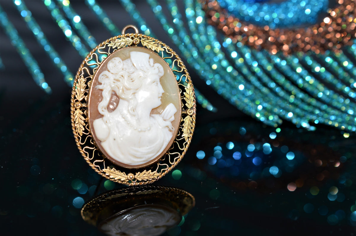 Antique Shell Cameo Gold Brooch/Pendant with Filigree Border