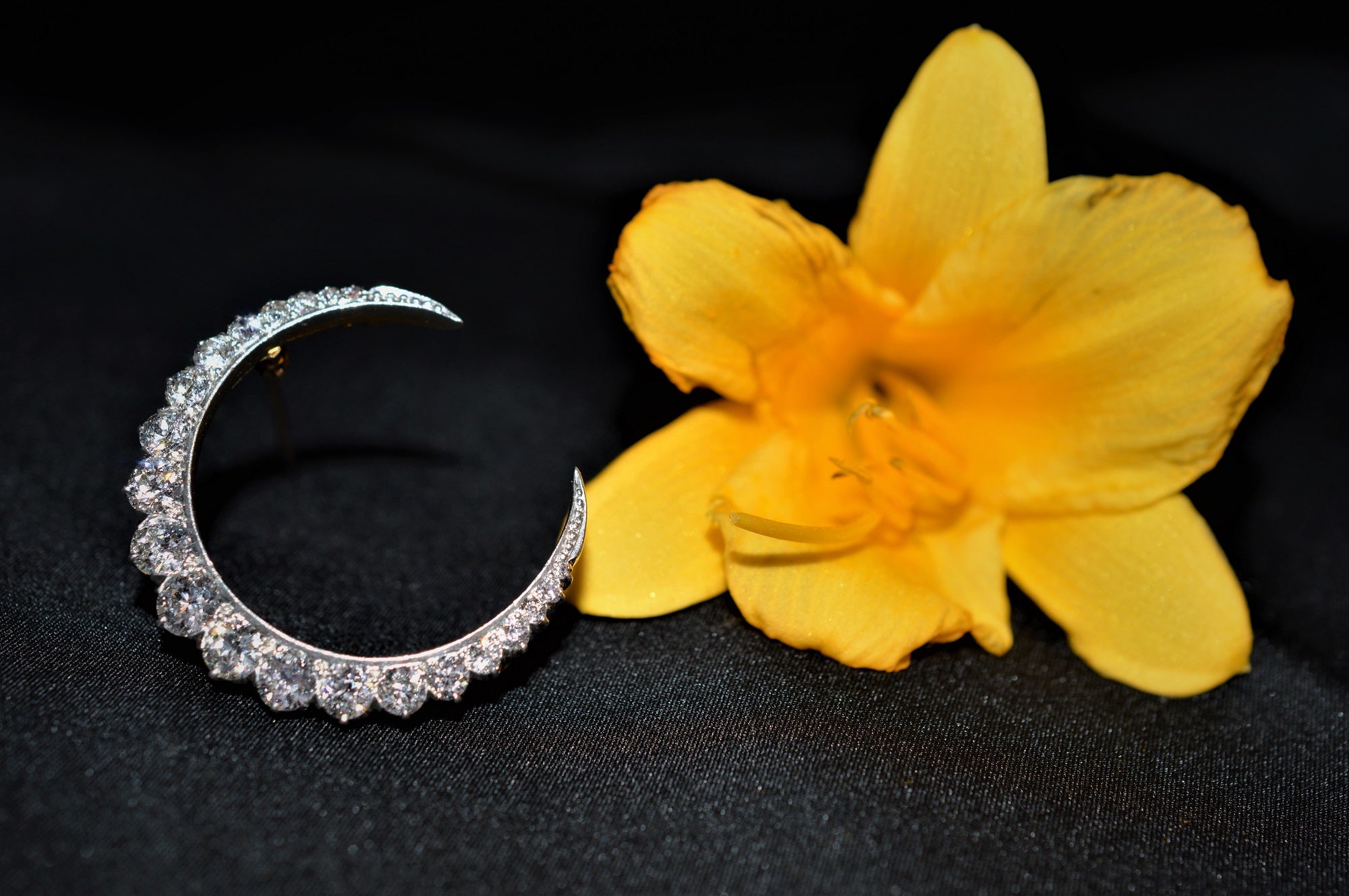 Howard s Estate Collection Platinum 14K Yellow Gold Victorian Diamond Crescent Brooch